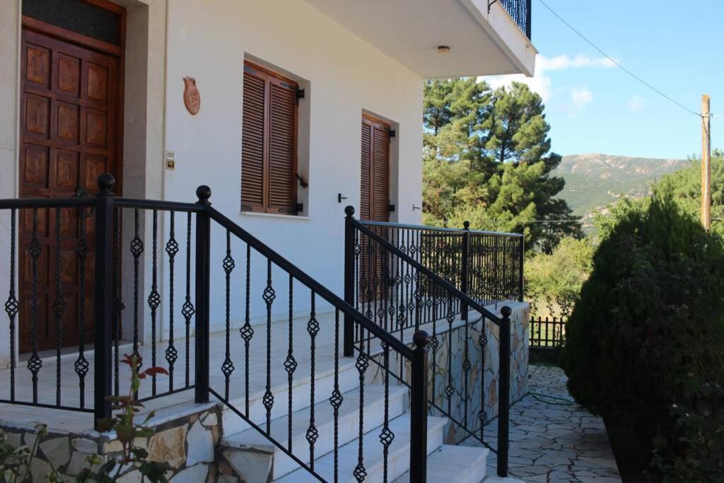 Velia Guesthouse Калаврита Экстерьер фото