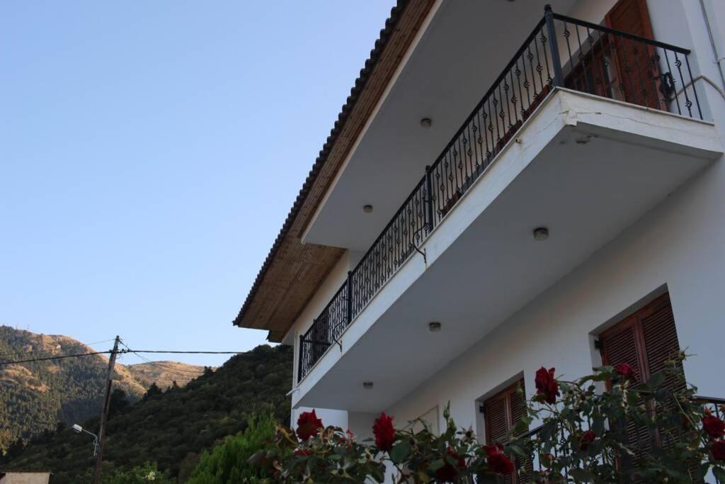 Velia Guesthouse Калаврита Экстерьер фото