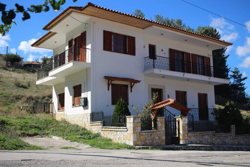 Velia Guesthouse Калаврита Экстерьер фото