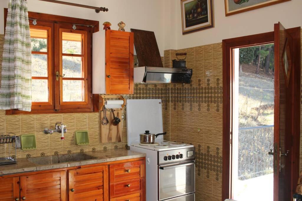 Velia Guesthouse Калаврита Экстерьер фото